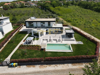 Moderna vila obdana z zelenjem in z razgledom na morje